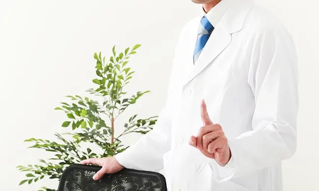 医師が治療プランについて説明している様子