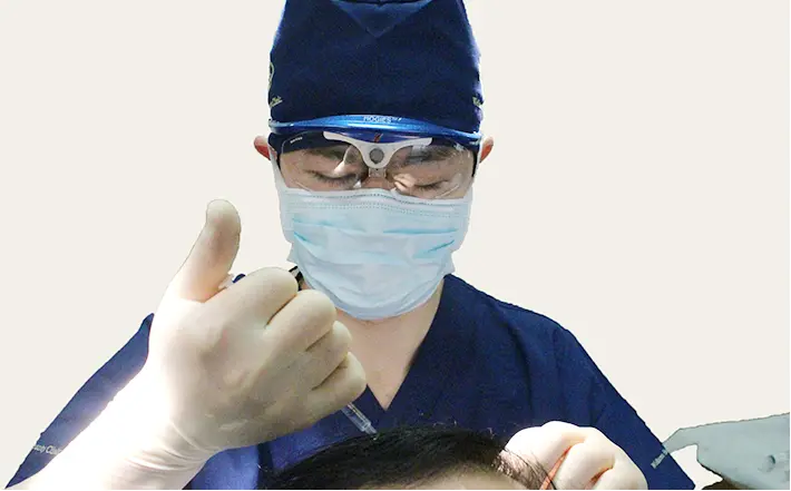 発毛メソセラピーの施術を行う医師